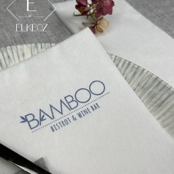 ✨ Serviette personnalisée du jour ✨

🎨 Collection : Bianco 
📐 Format : 40x40 cm Pliage 1/8
🖋️ Personnalisation : logo en bleu
Que pensez-vous de ce modèle ? 😊