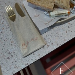✨ Serviette personnalisée du jour ✨
Optimisez la mise en place de vos tables avec nos serviettes porte-couvert ! Un design astucieux qui permet de glisser les couverts directement dans la serviette, pour un service soigné et rapide. 🍽️

🎨 Collection : Easy Taupe
📐 Format : 30x40 cm Pliage 1/8 - Option Sachet Couvert
🖋️ Personnalisation : logo en TerraCotta

Que pensez-vous de ce modèle ? 😊