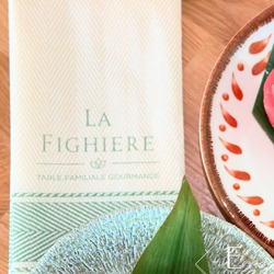 ✨ Serviette personnalisée du jour ✨

🎨 Collection : Kitchen Verte
📐 Format : 40x40 cm Pliage 1/8
🖋️ Personnalisation : logo en Vert 

Que pensez-vous de ce modèle ? 😊